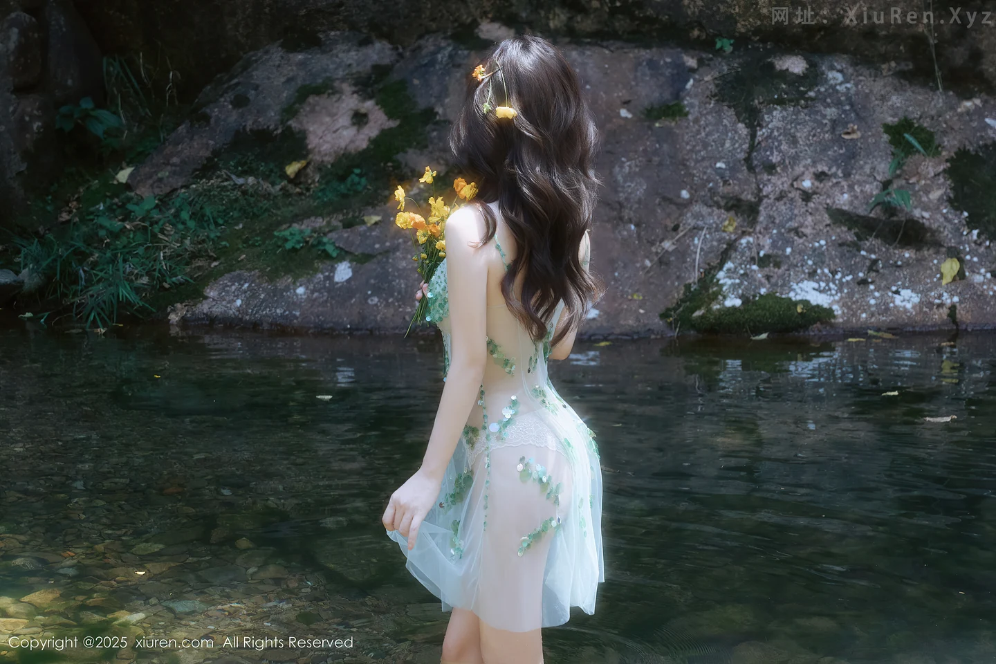 图片[6]-[XiuRen秀人网] VOL.10756 模特尹甜甜户外小溪性感薄纱亮片裙湿身秀丰腴身材惹火诱惑写真60P-秀人网官方网站